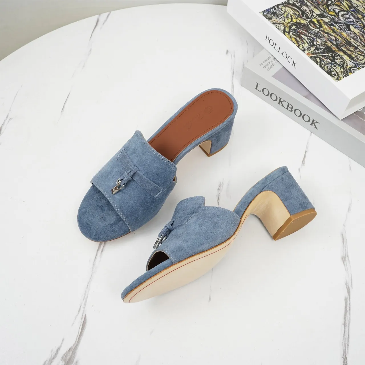 👟👟Ex-factory price 440👟👟 Genuine leather sole +30 suede sheepskin slippers with a strap decorated with Loro Piana My Charms charms and decorated with tone-on-tone stitching. Sophisticated and feminine, it pairs well with both city and resort looks. For those looking for an elegant upgrade, the summer glamor slipper is known for its slim open-back silhouette. size: 35-44 (custom-made sizes 43 and 44 are non-returnable) Upper: imported suede sheep leather (sheep), cowhide ostrich pattern, cowhide snake pattern Lining: imported high-grade mixed sheep silk Heel height: 5.5CM